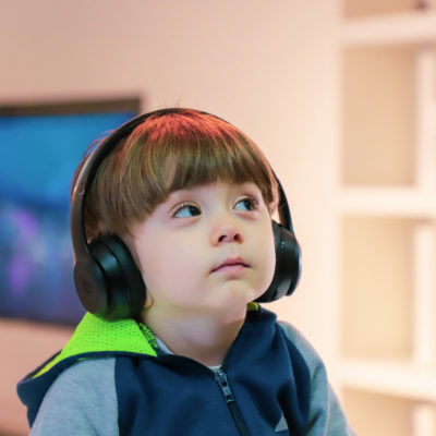 kid-listening-music